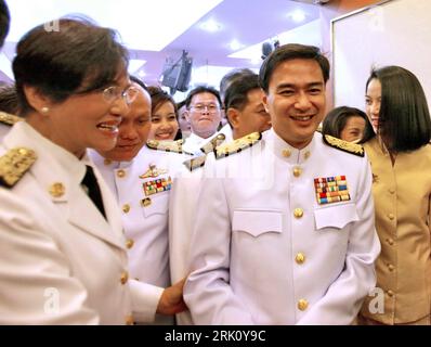 Bildnummer : 52816724 Datum : 17.12.2008 Copyright : imago/Xinhua Abhisit Vejjajiva (Mitte, Thaïlande/Vorsitzender Demokratische Partei) erhält Glückwünsche nach seiner Ernennung zum 27. Premierminister Thailands in Bangkok - PUBLICATIONxNOTxINxCHN, Personen ; 2008, Bangkok, Pressetermin, Politik, premiumd, krux ; , quer, Kbdig, Gruppenbild, Randbild, People Bildnummer 52816724 Date 17 12 2008 Copyright Imago XINHUA Abhisit Vejjajiva centre Thai Country Président le Parti démocratique reçoit des félicitations après sa nomination au poste de Premier ministre 27 du continent thaïlandais à Bangkok PUBLICATIONxNOTxINxCHN P Banque D'Images