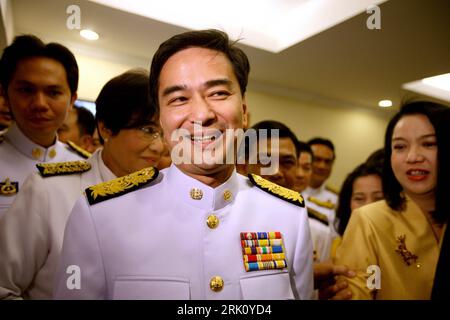 Bildnummer : 52816726 Datum : 17.12.2008 Copyright : imago/Xinhua Abhisit Vejjajiva (Thaïlande/Vorsitzender Demokratische Partei) erhält Glückwünsche nach seiner Ernennung zum 27. Premierminister Thailands in Bangkok - PUBLICATIONxNOTxINxCHN, Personen ; 2008, Bangkok, Pressetermin, Politik, premiumd, ; , quer, Kbdig, Gruppenbild, CLOSE, Randbild, People Bildnummer 52816726 Date 17 12 2008 Copyright Imago XINHUA Abhisit Vejjajiva Thai Country Président Democratic Party reçoit Félicitations après sa nomination au poste de 27 Premier ministre Thai Mainland à Bangkok PUBLICATIONxNOTxINxCHN People 2008 Banque D'Images