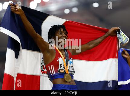 Budapest, Hongrie. 23 août 2023. Marileidy Paulino, de la République dominicaine, célèbre après avoir remporté la finale du 400m féminin des Championnats du monde d'athlétisme Budapest 2023 à Budapest, Hongrie, le 23 août 2023. Crédit : Wang Lili/Xinhua/Alamy Live News Banque D'Images