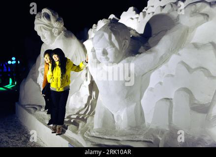 Bildnummer: 52822204  Datum: 21.12.2008  Copyright: imago/Xinhua Besucherinnen auf Skulpturen aus Eis und Schnee während der 21.Harbin Taiyangdao International Snow Carving Expo in Harbin in der Provinz Heilongjiang PUBLICATIONxNOTxINxCHN, Objekte , Personen; 2008, China, Skulptur, Figur, Statue, Eis, , , , schnitzen, Schnitzerei, Besucher, Ausstellung, Exponat, Eisskulptur, Schneeskulptur; , quer, Kbdig, Gruppenbild, Bildhauerei, Kunst,  ,  , Asien    Bildnummer 52822204 Date 21 12 2008 Copyright Imago XINHUA Visitors on Sculptures out Ice and Snow during the 21 Harbin  International Snow Car Stock Photo