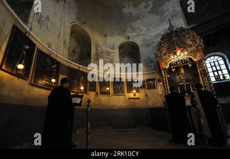 Bildnummer : 52823205 Datum : 22.12.2008 Copyright : imago/Xinhua Mönche beten in der Geburtskirche in Bethlehem PUBLICATIONxNOTxINxCHN, Gebäude, innen, Innenansicht , Personen , Premiumd ; 2008, Israël, Palästinensische, Palästina Autonomiegebiete, Weihnachten, Christentum, religion, Kirche ; , quer, Kbdig, Einzelbild, , , Asien Bildnummer 52823205 Date 22 12 2008 Copyright Imago XINHUA les moines prient dans l'église de la Nativité à Bethléem PUBLICATIONxNOTxINxCHN Bâtiment intérieur vue intérieure les gens premiumd 2008 Israël Palestine les zones d'autonomie palestinienne Noël Christianisme religion CH Banque D'Images