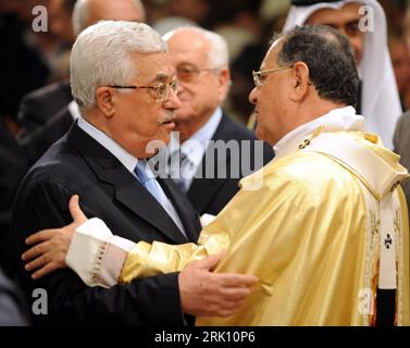 Bildnummer : 52824716 Datum : 25.12.2008 Copyright : imago/Xinhua Präsident Mahmoud Abbas (li., Palästinensische Autonomiegebiete) und Erzbischof Fouad Twal (Patriarche de Jérusalem) anlässlich der Mitternachtsmesse in der St. Katharinenkirche in Bethlehem - PUBLICATIONxNOTxINxCHN, Personen, Highlight, premiumd ; 2008, Bethlehem, Palästinensische, Palästina Autonomiegebiete, Israël, Gottesdienst, Weihnachten, Geistlicher, Politik ; Kbdig, Gruppenbild, Katholische Kirche, religion, Randbild, personnes Bildnummer 52824716 Date 25 12 2008 Copyright Imago XINHUA Président Mahmoud Banque D'Images