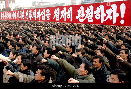 Bildnummer : 52836889 Datum : 05.01.2009 Copyright : imago/Xinhua Einheimische versammeln sich auf dem Kim-il-Sung-Platz in Pjöngjang - PUBLICATIONxNOTxINxCHN , Personen ; 2009, Pyongyang, Korea, Nordkorea, Gestik ; , quer, Kbdig, totale, , , Asien o0 Entschlossenheit Bildnummer 52836889 Date 05 01 2009 Copyright Imago XINHUA les habitants se réunissent sur la place Kim il Recovery à Pyongyang PUBLICATIONxNOTxINxCHN People 2009 Pyongyang Corée du Nord geste horizontal Kbdig long shot Asia o0 détermination Banque D'Images