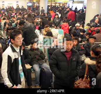 Bildnummer : 52853991 Datum : 19.01.2009 Copyright : imago/Xinhua Reisende warten am Flughafen - wegen Nebel kein Flugverkehr im Shuangliu International Airport in Chengdu, Provinz Sichuan - China PUBLICATIONxNOTxINxCHN , 2009, Chengdu, China, Premiumd ; , quer, Kbdig, totale, Wetter, Asien o0 Personen Bildnummer 52853991 Date 19 01 2009 Copyright Imago XINHUA voyageurs attendent à l'aéroport due brouillard pas de trafic aérien à Shuangliu aéroport international de Chengdu province du Sichuan Chine PUBLICATIONxNOTxINxCHN 2009 Chengdu Chine premiumd horizontal Kbdig long shot Météo Asie o0 personnes Banque D'Images