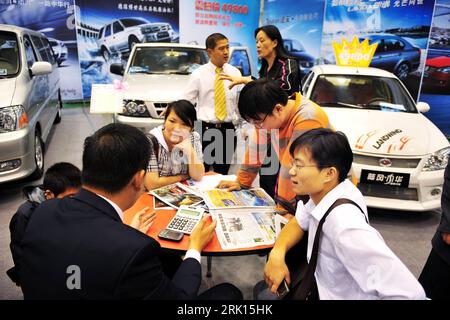 Bildnummer: 52858117  Datum: 17.10.2008  Copyright: imago/Xinhua Kunden und Verkäufer bei Preisberechnungen an einem Stand auf der Automobilmesse in Qingdao in China - PUBLICATIONxNOTxINxCHN , Personen; 2008, Qingdao, China, Auto, Messe, Messebesucher, Messestand, Kalkulation; , quer, Kbdig, Gruppenbild, Automobilindustrie, Wirtschaft,  ,  , Asien    Bildnummer 52858117 Date 17 10 2008 Copyright Imago XINHUA Customers and Seller at  to a stand on the Automobile Fair in Qingdao in China PUBLICATIONxNOTxINxCHN People 2008 Qingdao China Car trade Fair Fair visitors Stand Costing horizontal Kbdig Stock Photo