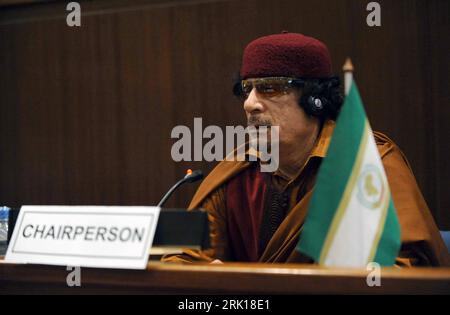 Bildnummer : 52876758 Datum : 04.02.2009 Copyright : imago/Xinhua Staatschef Muammar Al-Kadhafi (Libyen/Präsident au) während einer Pressekonferenz auf dem Gipfel der Afrikanischen Union in Addis Abeba - PUBLICATIONxNOTxINxCHN, Personen ; 2009, Addis Abeba, au, Afrikanische, Gipfel, Gipfeltreffen, Pressetermin , Pressekonferenz Politik ; , quer, Kbdig, Einzelbild, close, Randbild, People Bildnummer 52876758 Date 04 02 2009 Copyright Imago XINHUA Chef de l'Etat Mouammar Al Kadhafi Libye Président au lors d'une conférence de presse sur le Sommet de l'Union africaine à Addis Abeba PUBLICATIONxNOTxINxCHN Banque D'Images