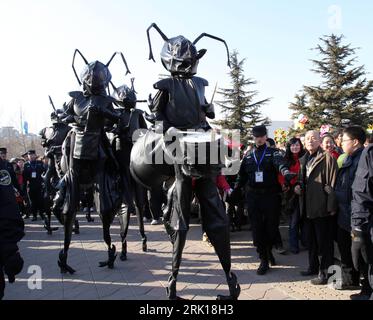 Bildnummer : 52876994 Datum : 26.01.2009 Copyright : imago/Xinhua Britische Teilnehmer in Ameisen-Kostümen vor Besuchern während des 7. Beijing Chaoyang International Folk Custom Festival im Chaoyang Park in Pékin - PUBLICATIONxNOTxINxCHN, Personen , kurios ; 2009, Pékin, Chine , Straßenfeste , Kostüm, Ameise ; , quer, Kbdig, Gruppenbild, , Gesellschaft, Asien Bildnummer 52876994 Date 26 01 2009 Copyright Imago XINHUA participants britanniques en costumes de fourmis devant les visiteurs lors du Festival International Folk Custom de Pékin Chao Yang 7 dans le Parc Chao Yang à Beijing PUBLICATIONxNOTxINxCHN Peo Banque D'Images