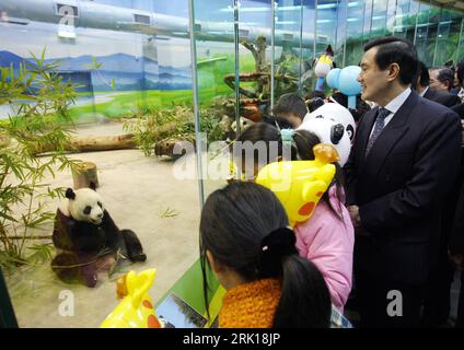 Bildnummer : 52877156 Date de référence : 24.01.2009 Copyright : imago/Xinhua Präsident Ma Ying-jeou (re., Taiwan) besucht gemeinsam mit Kindern die Pandas im Zoo von Taipeh - PUBLICATIONxNOTxINxCHN, Personen , Tiere ; 2009, Taipeh, Pressetermin , Politik , Panda ; , quer, Kbdig, Gruppenbild, Randbild, People Bildnummer 52877156 Date 24 01 2009 Copyright Imago XINHUA Président ma Ying jeou Right TAIWAN ont assisté avec des enfants aux Pandas au zoo de Taipei PUBLICATIONxNOTxINxCHN personnes animaux 2009 Taipei appel de presse politique Panda horizontal Kbdig Group photo Edge image célébrités Banque D'Images