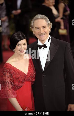 Bildnummer : 52904084 Datum : 22.02.2009 Copyright : imago/Xinhua Schauspieler Kevin Kline mit Ehefrau Phoebe Cates (Schauspielerin) anlässlich der - 81. Annual Academy Awards - in Hollywood - PUBLICATIONxNOTxINxCHN, Personen , optimistisch , premiumd ; 2009, Los Angeles, Oscar, Oscars, Oscarverleihung, Prix, Pressetermin, film, Frau, Mann, Ehemann, Familie ; , hoch, Kbdig, Gruppenbild, close, Randbild, People Bildnummer 52904084 Date 22 02 2009 Copyright Imago XINHUA acteur Kevin Kline avec sa femme Phoebe CATES actrice lors de la cérémonie annuelle des Oscars 81 à Hollywood PUBLICATIONxNOTxINxCHN peopl Banque D'Images