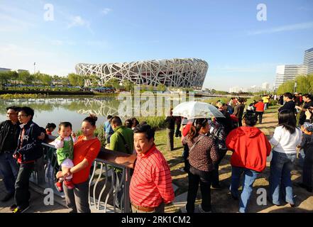 Bildnummer : 52910523 Datum : 11.10.2008 Copyright : imago/Xinhua Touristen vor dem Nationalstadion in Pékin, China - PUBLICATIONxNOTxINxCHN, Landschaft , Personen ; 2008, Pékin, Besucher, Stadion, Vogelnest, Olympiastadion; , quer, Kbdig, totale, , , Asien Bildnummer 52910523 Date 11 10 2008 Copyright Imago XINHUA touristes avant le stade national de Pékin Chine PUBLICATIONxNOTxINxCHN Paysage personnes 2008 Beijing Visitors Stadium Birdu0026#39;s nid Olympique Stadium horizontal Kbdig long shot Asie Banque D'Images