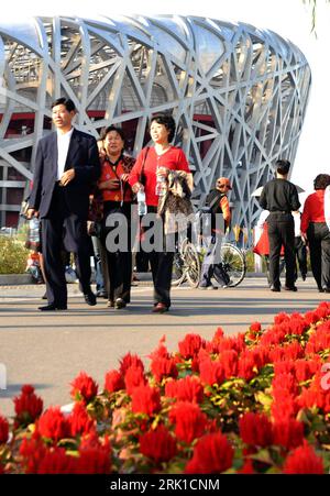 Bildnummer : 52910519 Date de référence : 11.10.2008 Copyright : imago/Xinhua Touristen vor dem Nationalstadion in Pékin, China - PUBLICATIONxNOTxINxCHN, Personen ; 2008, Pékin, Besucher, Stadion, Vogelnest, Olympiastadion; hoch, Kbdig, Gruppenbild, , Asien Bildnummer 52910519 Date 11 10 2008 Copyright Imago XINHUA touristes avant le stade national de Pékin Chine PUBLICATIONxNOTxINxCHN personnes 2008 Beijing Visitors Stadium Birdu0026#39;s nid Olympic Stadium vertical Kbdig Group photo Asie Banque D'Images