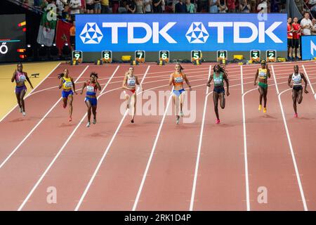 Budapest, Hongrie. 23 août 2023. Les athlètes concourent lors de la finale du 400m féminin des Championnats du monde d'athlétisme Budapest 2023 à Budapest, Hongrie, le 23 août 2023. Crédit : Meng Dingbo/Xinhua/Alamy Live News Banque D'Images