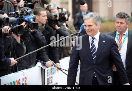 Bildnummer : 52913640 Datum : 01.03.2009 Copyright : imago/Xinhua Bundeskanzler Werner Faymann (Österreich) während der Ankunft zum eu-Sondergipfel zur Finanz- und Wirtschaftskrise in Brüssel - PUBLICATIONxNOTxINxCHN, Personen , optimistisch ; 2009, primumd, Brüssel, Politik, Gipfel, ; , quer, Kbdig, Einzelbild, close, Randbild, People Bildnummer 52913640 Date 01 03 2009 Copyright Imago XINHUA Chancelier fédéral Werner Faymann Autriche lors de l'arrivée au Sommet spécial de l'UE sur les finances et la crise économique à Bruxelles PUBLICATIONxNOTxINxCHN People optimiste 2009 Premiumd Bruxelles politique Summ Banque D'Images