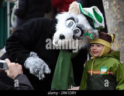 Bildnummer: 52914303  Datum: 01.03.2009  Copyright: imago/Xinhua Kind und Animateur im Wolfskostüm beim Umzug zum St. Patricks Day im New Yorker Stadtteil Queens - PUBLICATIONxNOTxINxCHN , Personen; 2009,  New York, USA, Saint, Sankt, Tag, , traditionelle Feste , Straßenfeste , irisch, Patrick s, , Festumzug, Musiker, Wolf, Kostüm, Verkleidung,; , quer, Kbdig, Gruppenbild, close,  ,  , Nordamerika    Bildnummer 52914303 Date 01 03 2009 Copyright Imago XINHUA Child and Animator in Wolf costume the Parade to St Patricks Day in New Yorker Part of the city Queens PUBLICATIONxNOTxINxCHN People 2009 Stock Photo