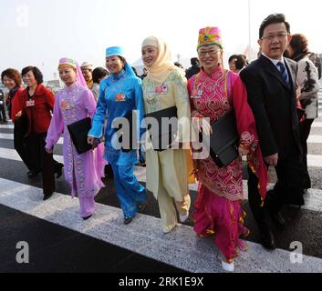 Bildnummer : 52917565 Datum : 05.03.2009 Copyright : imago/Xinhua Deputierte Frauen auf dem Weg zum Nationalen Volkskongress in Peking PUBLICATIONxNOTxINxCHN, Personen ; 2009, Pékin, Chine, Politik, Nationaler, Abgeordneter, Deputierter, Frau; , quer, Kbdig, Gruppenbild, , , Asien Bildnummer 52917565 Date 05 03 2009 Copyright Imago XINHUA Deputy Women on the Way to National Peopleu0026#39;s Congress in Beijing PUBLICATIONxNOTxINxCHN People 2009 Beijing Chine politique National Members Femme horizontal Kbdig Group photo Asie Banque D'Images