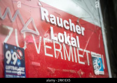 Berlin, Allemagne. 01 juillet 2023. Un panneau « à louer » est affiché sur la vitrine d'un pub pour fumeurs vacant. (À dpa 'analyse CRIF : une bonne entreprise gastro sur dix est menacée de faillite') crédit : Fernando Gutierrez-Juarez/dpa/Alamy Live News Banque D'Images