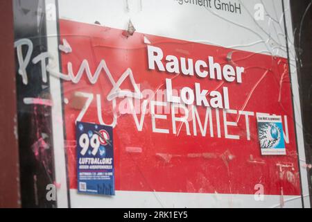 Berlin, Allemagne. 01 juillet 2023. Un panneau « à louer » est affiché sur la vitrine d'un bar fumeur vacant. Crédit : Fernando Gutierrez-Juarez/dpa/Alamy Live News Banque D'Images