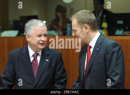 Bildnummer : 52938542 Datum : 19.03.2009 Copyright : imago/Xinhua Präsident Lech Kaczynski (li.) zusammen mit Premierminister Donald Tusk (beide Polen) während des ersten Treffens des eu-Frühlingsgipfels in Brüssel - PUBLICATIONxNOTxINxCHN, Personen ; 2009, Brüssel, Gipfel, Gipfeltreffen, Politik, premiumd ; , quer, Kbdig, Gruppenbild, CLOSE, Randbild, People Bildnummer 52938542 Date 19 03 2009 Copyright Imago XINHUA le président Lech Kaczynski a quitté avec le Premier ministre Donald Tusk les deux Pologne lors de la première réunion de l'UE à Bruxelles PUBLICATIONxNOTxINxCHN People 2009 Bruxelles Sommet Banque D'Images