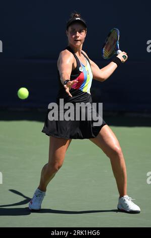 New York, États-Unis. 23 août 2023. La joueuse de tennis belge Marie Benoit affronte le Japonais Himeno Sakatsume lors de la 1e ronde de qualification féminine de l'US Open Grand Chelem 2023, qui se tient au Flushing Meadow Corona Park dans le Queens, New York, NY, le 23 août 2023. (Photo Anthony Behar/Sipa USA) crédit : SIPA USA/Alamy Live News Banque D'Images