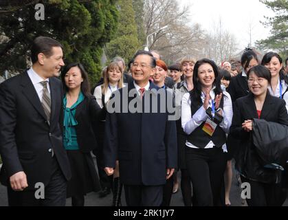 Bildnummer: 52949361  Datum: 27.03.2009  Copyright: imago/Xinhua Vizepremierminister Alexander Zhukov (li., Russland) und Premierminister Wen Jiabao (Mitte, China) während eines Treffesn mit chinesischen und russischen Studenten in Peking - PUBLICATIONxNOTxINxCHN , Personen; 2009, Peking, Pressetermin, Politik; , quer, Kbdig, Gruppenbild, Randbild, People    Bildnummer 52949361 Date 27 03 2009 Copyright Imago XINHUA Deputy Prime Minister Alexander Zhukov left Russia and Prime Minister Wen Jiabao centre China during a  with Chinese and Russian Students in Beijing PUBLICATIONxNOTxINxCHN People 2 Stock Photo