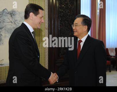 Bildnummer: 52949397  Datum: 27.03.2009  Copyright: imago/Xinhua Premierminister Wen Jiabao (re., China) begrüßt Vizepremierminister Alexander Zhukov (Russalnd) in Peking - PUBLICATIONxNOTxINxCHN , Personen; 2009, Peking, Pressetermin, Politik, shakehands; , quer, Kbdig, Gruppenbild, close, Randbild, People    Bildnummer 52949397 Date 27 03 2009 Copyright Imago XINHUA Prime Minister Wen Jiabao right China welcomed Deputy Prime Minister Alexander Zhukov  in Beijing PUBLICATIONxNOTxINxCHN People 2009 Beijing Press call politics Shake Hands horizontal Kbdig Group photo Close Edge image Celebritie Stock Photo