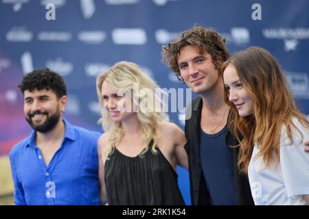 Angoulême, France. 23 août 2023. Le compositeur franco-tunisien Amin Bouhafa, le réalisateur français Katell Quilevere, l'acteur français Vincent Lacoste et l'actrice française Anais Demoustier posent lors d'un photocall pour le film le temps d'aimer lors du 16e Festival du film d'Angoulême à Angoulême, dans l'ouest de la France, le 23 août 2023. Photo de Franck Castel/ABACAPRESS.COM crédit : Abaca Press/Alamy Live News Banque D'Images