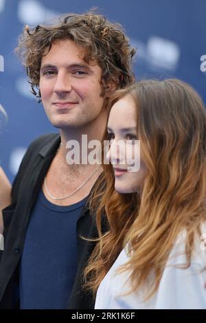 Angoulême, France. 23 août 2023. Le compositeur franco-tunisien Amin Bouhafa, le réalisateur français Katell Quilevere, l'acteur français Vincent Lacoste et l'actrice française Anais Demoustier posent lors d'un photocall pour le film le temps d'aimer lors du 16e Festival du film d'Angoulême à Angoulême, dans l'ouest de la France, le 23 août 2023. Photo de Franck Castel/ABACAPRESS.COM crédit : Abaca Press/Alamy Live News Banque D'Images