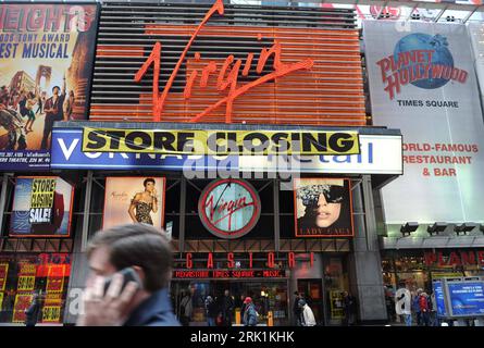 Bildnummer : 52951975 Datum : 29.03.2009 Copyright : imago/Xinhua transparent an der Fassade des Virgin Megastore am Times Square in New York kündigt die Schließung des Geschäfts an - PUBLICATIONxNOTxINxCHN , Gebäude, außen Außenansicht, Personen; 2009, New York City, USA, Schließung, Finanzkrise, Wirtschaftskrise, Schriftzug, Mega Store ; Kbdig, totale, Einzelhandel, Wirtschaft, logo, logos, , , Nordamerika Bildnummer 52951975 Date 29 03 2009 Copyright Imago XINHUA transparent à la façade la Vierge s à Times Square à New York annonce la fermeture de l'entreprise à LA PUBLICATION Banque D'Images
