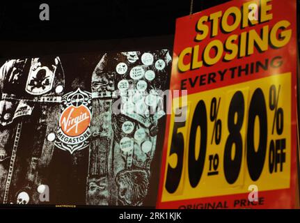 Bildnummer : 52951976 Datum : 29.03.2009 Copyright : imago/Xinhua transparent an der Fassade des Virgin Megastore am Times Square in New York kündigt die Schließung des Geschäfts an mit besonders niedrigen Preisen - PUBLICATIONxNOTxINxCHN , Objekte ; 2009, New York City, USA, Schließung, Finanzkrise, Wirtschaftskrise, Schriftzug, Mega Store, Preisnachlass ; , quer, Kbdig, Einzelbild, , Einzelhandel, Wirtschaft, logo, Logos, , , Nordamerika Bildnummer 52951976 Date 29 03 2009 Copyright Imago XINHUA transparent à la façade la Vierge s à Times Square à New York annonce la fermeture de la BU Banque D'Images