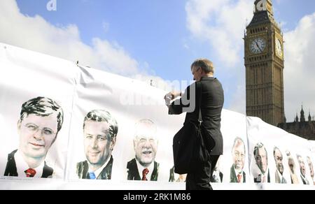 Bildnummer : 52956707 Datum : 01.04.2009 Copyright : imago/Xinhua Mann fotografiert ein Banner mit Porträts der Staatschefs der G20-Staaten während einer Demonstration gegen den G20 Gipfel in London - PUBLICATIONxNOTxINxCHN, Objekte , Personen ; 2009, London, Großbritannien, Politik, G 20, Wirtschaftsgipfel, Weltfinanzgipfel, Jan Peter Balkenende, Stephen Harper, Portrait ; , quer, Kbdig, Einzelbild, , Gesellschaft, Europa Bildnummer 52956707 Date 01 04 2009 Copyright Imago XINHUA Homme photographié une bannière avec des portraits les chefs d'Etat les Etats du G20 lors d'une manifestation contre le G2 Banque D'Images