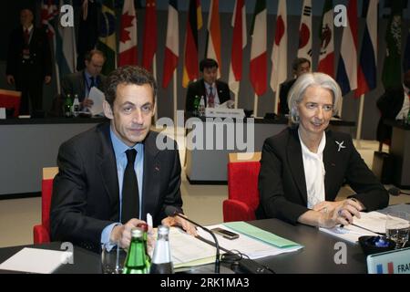 Bildnummer : 52957541 Datum : 02.04.2009 Copyright : imago/Xinhua Präsident Nicolas Sarkozy und Finanzministerin Christine Lagarde (beide Frankreich) während des G20-Gipfels in London - PUBLICATIONxNOTxINxCHN, Personen ; 2009, London, G, 20, G20, Gipfel, Weltfinanzgipfel, Wirtschaftsgipfel, Politik, Pressetermin ; , quer, Kbdig, Gruppenbild, CLOSE, Randbild, People Bildnummer 52957541 Date 02 04 2009 Copyright Imago XINHUA Président Nicolas Sarkozy et la ministre des Finances Christine Lagarde France lors du sommet du G20 à Londres PUBLICATIONxNOTxINxCHN People 2009 Londres G 20 G20 Summit World Banque D'Images