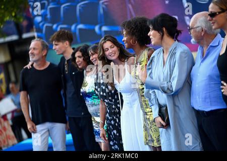 L'actrice et réalisatrice canadienne Monia Chokri, l'acteur français Raphael Quenard, directeur français du département de fiction française de France télévisions, le producteur français Jean-Louis Livi, le mannequin et actrice française Laetitia Casta, le réalisateur tunisien Kaouther Ben Hania, l'actrice et écrivaine française Rachel Khan, le chanteur franco-algérien Souad Massi et le dessinateur et illustrateur suisse Philippe Chappuis, mieux connu sous son pseudonyme Zep, posent lors d’un photocall des membres du jury du 16e Festival du film d’Angoulême le 23 août 2023 à Angoulême, en France. Photo de Franck Castel/ABACAPRESS.COM Banque D'Images