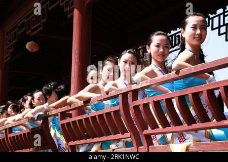 Bildnummer : 52967496 Datum : 09.04.2009 Copyright : imago/Xinhua Kandidatinnen zur Wahl der - 2009 Miss Tourism International (MIT) - während eines Pressetermins im Garten der Familie Bao in Huangshan - PUBLICATIONxNOTxINxCHN, Personen ; 2009, Huangshan, China, Provinz Anshun, Misswahl, Schönheitswettbewerb, Teilnehmerin, Kandidatin; , quer, Kbdig, Gruppenbild, , , Asien o0 Pressetermin Bildnummer 52967496 Date 09 04 2009 Copyright Imago XINHUA candidats à choisir le 2009 Miss Tourisme International avec au cours d'un appel de presse dans le jardin la famille Bao dans Huang Shan PUBLICATIONxNOTxINxCHN PE Banque D'Images