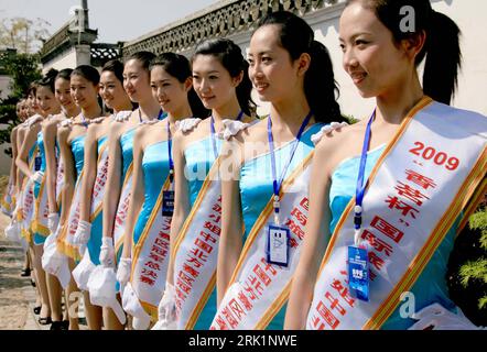 Bildnummer : 52967497 Datum : 09.04.2009 Copyright : imago/Xinhua Kandidatinnen zur Wahl der - 2009 Miss Tourism International (MIT) - während eines Pressetermins im Garten der Familie Bao in Huangshan - PUBLICATIONxNOTxINxCHN, Personen ; 2009, Huangshan, China, Provinz Anshun, Misswahl, Schönheitswettbewerb, Teilnehmerin, Kandidatin; , quer, Kbdig, Gruppenbild, , , Asien o0 Pressetermin Bildnummer 52967497 Date 09 04 2009 Copyright Imago XINHUA candidats à choisir le 2009 Miss Tourisme International avec au cours d'un appel de presse dans le jardin la famille Bao dans Huang Shan PUBLICATIONxNOTxINxCHN PE Banque D'Images