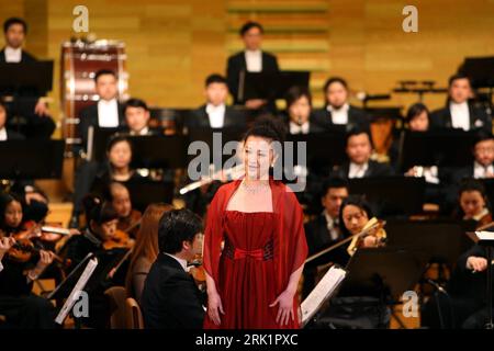 Bildnummer : 52973753 Datum : 11.04.2009 Copyright : imago/Xinhua Sopranistin Xu Xiaoying (Mitte) während eines Auftritts mit dem Shanghai Symphony Orchestra im Rahmen des 26. Avril Frühlings-Freundschafts-Kunstfestivals in Pyongyang - PUBLICATIONxNOTxINxCHN, Personen ; 2009, Pyongyang, musique Sinfonieorchester ; , quer, Kbdig, Gruppenbild, close, Aktion, People Bildnummer 52973753 Date 11 04 2009 Copyright Imago XINHUA Soprano Xu Xiao Ying centre lors d'une présence avec l'Orchestre symphonique de Shanghai dans le cadre des festivals d'art de l'amitié du printemps 26 à Pyongyang PUBLICATIONxNOTxINxCHN PE Banque D'Images