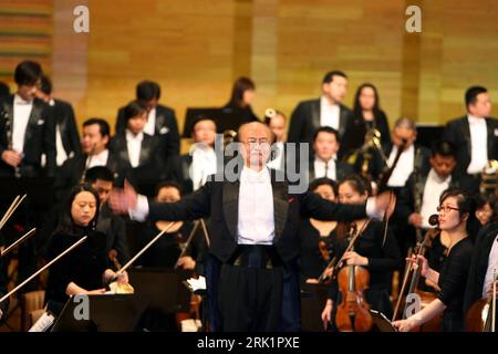 Bildnummer : 52973751 Datum : 11.04.2009 Copyright : imago/Xinhua Dirigent Chen Xieyang (Mitte) während eines Auftritts mit dem Shanghai Symphony Orchestra im Rahmen des 26. Avril Frühlings-Freundschafts-Kunstfestivals in Pyongyang - PUBLICATIONxNOTxINxCHN, Personen ; 2009, Pyongyang, musique Sinfonieorchester ; , quer, Kbdig, Gruppenbild, close, Aktion, People Bildnummer 52973751 Date 11 04 2009 Copyright Imago XINHUA Chef d'orchestre Chen Xieyang centre lors d'une présence avec l'Orchestre symphonique de Shanghai dans le cadre des festivals d'art de l'amitié du printemps 26 avril à Pyongyang PUBLICATIONxNOTxINxCHN PE Banque D'Images