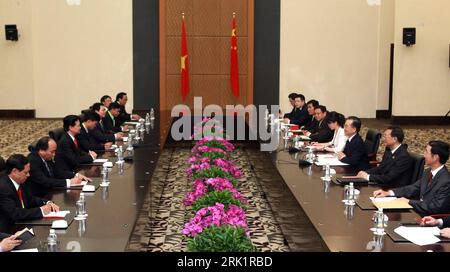 Bildnummer : 52975787 Datum : 17.04.2009 Copyright : imago/Xinhua Premierminister Nguyen Tan Dung (3.v.l., Vietnam) und Premierminister Wen Jiabao (3.v.r., China) in Sanya - PUBLICATIONxNOTxINxCHN, Personen ; 2009, Sanya, Politik; , quer, Kbdig, totale, Randbild, personnes Bildnummer 52975787 Date 17 04 2009 Copyright Imago XINHUA Premier ministre Nguyen TAN Dung 3 V l Vietnam et Premier ministre Wen Jiabao 3 V r Chine à Sanya PUBLICATIONxNOTxINxCHN personnes 2009 Sanya politique horizontale Kbdig long shot Edge image célébrités Banque D'Images