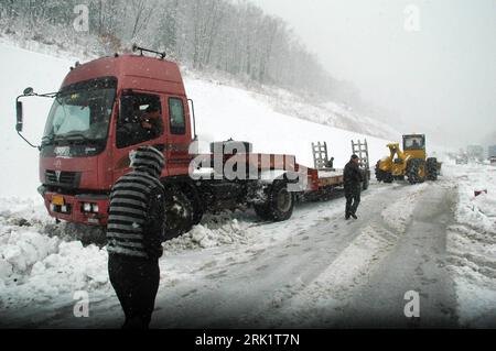 Bildnummer: 52982096  Datum: 21.04.2009  Copyright: imago/Xinhua Wintereinbruch in der chinesischen Provinz Heilongjiang -  Von der Straße gerutschter LKW auf der Autobahn zwischen Harbin und Mudanjiang - PUBLICATIONxNOTxINxCHN, Personen; 2009, China, Hailin, Jahreszeit, Winter, Schnee, Unfall; , quer, Kbdig, Totale,  , Wetter, Asien    Bildnummer 52982096 Date 21 04 2009 Copyright Imago XINHUA Onset of winter in the Chinese Province Heilongjiang from the Road slipped Trucks on the Highway between Harbin and Mudanjiang PUBLICATIONxNOTxINxCHN People 2009 China Hailin Season Winter Snow Accident Stock Photo