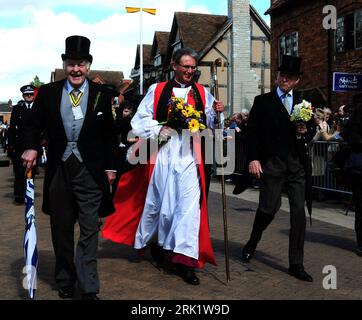 Bildnummer : 52989075 référence : 25.04.2009 Copyright : imago/Xinhua Schauspieler Sir Donald Sinden (li.) BEI einer Parade anlässlich des 445. Geburtstages von William Shakespeare in Stratford-upon-Aven, Personen , optimistisch ; 2009, Stratford-upon-Aven, Angleterre, Großbritannien, Adel, film, Geistlicher, Gedenken, Erinnerung, Straßenfeste, Jubiläumsveranstaltungen; quer, Kbdig, Gruppenbild, , Gesellschaft, Europa Bildnummer 52989075 Date 25 04 2009 Copyright Imago XINHUA acteur Sir Donald sont laissés à un défilé pendant l'anniversaire de 445 de William Shakespeare à Stratford UPON Aven People opti Banque D'Images