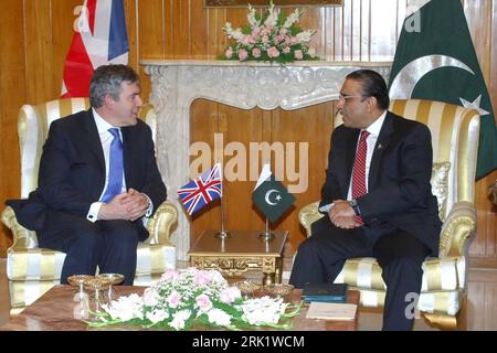 Bildnummer: 52991846  Datum: 27.04.2009  Copyright: imago/Xinhua Premierminister Gordon Brown (li., Großbritannien) und Präsident Asif Ali Zardari (Pakistan)  in Islamabad  PUBLICATIONxNOTxINxCHN , Personen; 2009, Islamabad, Politik, Pressetermin , premiumd  ,; , quer, Kbdig, Gruppenbild, Randbild, People    Bildnummer 52991846 Date 27 04 2009 Copyright Imago XINHUA Prime Minister Gordon Brown left UK and President Asif Ali Zardari Pakistan in Islamabad PUBLICATIONxNOTxINxCHN People 2009 Islamabad politics Press call premiumd horizontal Kbdig Group photo Edge image Celebrities Stock Photo