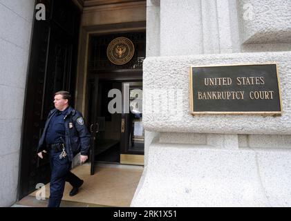 Bildnummer : 52995970 Datum : 30.04.2009 Copyright : imago/Xinhua Polizist vor dem United States Bankruptcy court in New York City - Chrysler LLC wird Insolvenz anmelden PUBLICATIONxNOTxINxCHN , Objekte ; 2009, New York , USA, Insolvenzgericht, Insolvenz US , Schild Schriftzug ; Kbdig, Einzelbild, Automobilindustrie, Wirtschaft, , , Nordamerika Bildnummer 52995970 Date 30 04 2009 Copyright Imago XINHUA policier devant le tribunal des faillites des États-Unis à New York Chrysler LLC Will Bankruptcy up PUBLICATIONxNOTxINxCHN Objects 2009 New York USA Bankruptcy US Shield e Banque D'Images