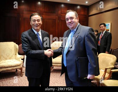 Bildnummer: 53005982  Datum: 08.05.2009  Copyright: imago/Xinhua Vizepremierminister Wang Qishan (li., China) neben Alex Salmond (re., Schottland/Erster Minister) anlässlich eines Treffens in Edinburgh - PUBLICATIONxNOTxINxCHN , Personen , optimistisch; 2009, Edinburgh, Politik, Shakehands, shake hands, premiumd; , quer, Kbdig, Gruppenbild, close, Randbild, People    Bildnummer 53005982 Date 08 05 2009 Copyright Imago XINHUA Deputy Prime Minister Wang Qishan left China next to Alex Salmond right Scotland first Ministers during a Meeting in Edinburgh PUBLICATIONxNOTxINxCHN People optimistic 200 Stock Photo