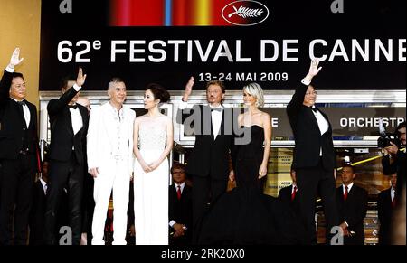 Bildnummer : 53021126 Datum : 17.05.2009 Copyright : imago/Xinhua V.l.N.r. : Schauspieler Siu-FAI Cheung, Simon Yam, Anthony Wong Chau-sang, Michelle Ye, Sänger Johnny Hallyday mit Ehefrau Laetitia und Regisseur Johnnie to anlässlich der Premiere von - Vengeance - während der 62. Filmfestspiele in Cannes PUBLICATIONxINxGERxSUIxAUTxHUNxONLY , Personen ; 2009, Cannes, Filmfestival, Pressetermin, film, Musik, Frau, Familie; , quer, Kbdig, Gruppenbild, Randbild, People, Filmpremiere Bildnummer 53021126 Date 17 05 2009 Copyright Imago XINHUA V l n r acteur Siu FAI Cheung Simon Yam an Banque D'Images