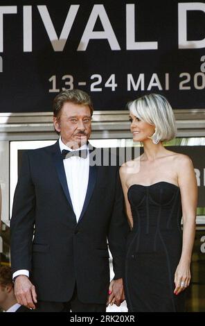 Bildnummer : 53021128 Datum : 17.05.2009 Copyright : imago/Xinhua Sänger Johnny Hallyday mit Ehefrau Laetitia anlässlich der Premiere von - Vengeance - während der 62. Filmfestspiele in Cannes PUBLICATIONxINxGERxSUIxAUTxHUNxONLY , Personen ; 2009, Cannes, Filmfestival, Pressetermin, film, musique, Schauspieler, film, Frau, Familie ; , hoch, Kbdig, Gruppenbild, close, Randbild, People, FilmPremiere Bildnummer 53021128 Date 17 05 2009 Copyright Imago XINHUA Singer Johnny Hallyday avec sa femme Laetitia lors de la Premiere de Vengeance au Festival International du film 62 à Cann Banque D'Images