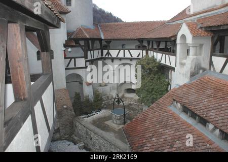 Bildnummer: 53023507  Datum: 19.02.2007  Copyright: imago/Xinhua Innenhof der Törzburg (Burg Dracula) in Bran - Rumänien - PUBLICATIONxNOTxINxCHN, Gebäude, außen, Außenansicht; 2007, Bran, Rumänien, Transsilvanien, Karpaten, Burg, Schloss, Hof, Burghof; , quer, Kbdig, Einzelbild,  , Reisen, Europa; Aufnahmedatum geschätzt    Bildnummer 53023507 Date 19 02 2007 Copyright Imago XINHUA Courtyard the Törzburg Burg Dracula in Bran Romania PUBLICATIONxNOTxINxCHN Building exterior exterior view 2007 Bran Romania Transylvania Carpathians Burg Castle Yard Courtyard horizontal Kbdig Single Travel Europe Stock Photo