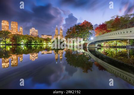 Central Park, New York City, USA au lac en automne au crépuscule. Banque D'Images