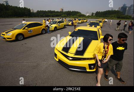 Bildnummer : 53139245 Datum : 20.06.2009 Copyright : imago/Xinhua transformer-fans formen anlässlich der Premiere des films - Transformers - Revenge of the Fallen - in Shanghai eine Autokolonne aus gelben Chevrolet Camaro - PUBLICATIONxNOTxINxCHN, Personen , Objekte ; 2009, Shanghai, Chine, Filmpremiere, ventilateur, Auto, Autokorso, Premiumd ; , quer, Kbdig, totale, film, Kunst, , Gesellschaft, Asien Bildnummer 53139245 Date 20 06 2009 Copyright Imago XINHUA transformer supporters formes lors de la première The films Transformers Revenge of the Fall in Shanghai une colonne de voiture sur jaune Chevrolet Camar Banque D'Images