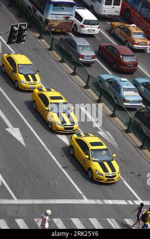 Bildnummer: 53139249  Datum: 20.06.2009  Copyright: imago/Xinhua Transformer-Fans formen anlässlich der Premiere des Films - Transformers - Revenge of the Fallen - in Shanghai eine Autokolonne aus gelben Chevrolet Camaro - PUBLICATIONxNOTxINxCHN, Objekte; 2009, Shanghai, China, Filmpremiere, Fan, Auto, Autokorso; , hoch, Kbdig, Gruppenbild, Film, Kunst, Vogelperspektive, Perspektive,  , Straße, Verkehr, Gesellschaft, Asien    Bildnummer 53139249 Date 20 06 2009 Copyright Imago XINHUA Transformer supporters forms during the Premiere the Films Transformers Revenge of The Fall in Shanghai a Car c Stock Photo