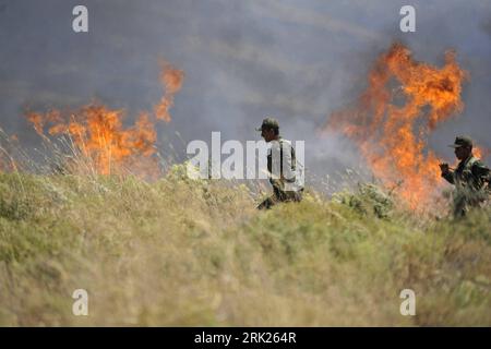 Bildnummer: 53147100  Datum: 22.06.2009  Copyright: imago/Xinhua Soldaten bekämpfen Waldbrände in Foca in der Provinz Izmir - Türkei - PUBLICATIONxNOTxINxCHN, Landschaft , Personen , premiumd; 2009, Foca, Izmir, Türkei, Soldat, Einsatz, Löscheinsatz, Flammen, Brand, Feuer, Waldbrand; , quer, Kbdig, Gruppenbild,  , Militaer, Staat, Wetter, Europa    Bildnummer 53147100 Date 22 06 2009 Copyright Imago XINHUA Soldiers combat Forest fires in Foca in the Province Izmir Turkey PUBLICATIONxNOTxINxCHN Landscape People premiumd 2009 Foca Izmir Turkey Soldier Use Löscheinsatz Flames Brand Fire Forest fi Stock Photo