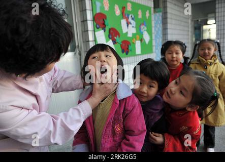 Bildnummer : 53151574 Datum : 30.03.2009 Copyright : imago/Xinhua Un médecin examine la bouche d'une fille dans un jardin d'enfants à Yinchuan, capitale du nord-ouest de la Chine de la région autonome hui de Ningxia, le 30 mars 2009. Les jardins d'enfants locaux déploient des efforts conjoints pour détecter et prévenir les cas de maladie main-pied-bouche (HFMD), qui a tué au moins 19 enfants en Chine cette année. Kbdig einer Arzt examiniert einer girl s Mund am einer Kindergarten in Yinchuan, Hauptstadt of Northwest China s Ningxia hui autonome Region Kindergärten sind fassen efforts conjoints an Detect und verhindern Fälle of der Banque D'Images